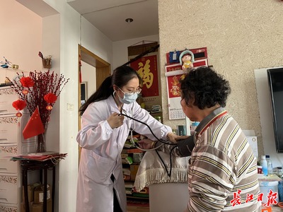 電話解惑、上門服務(wù) 硚口家庭醫(yī)生團(tuán)隊(duì)，做居民的“私人”健康顧問